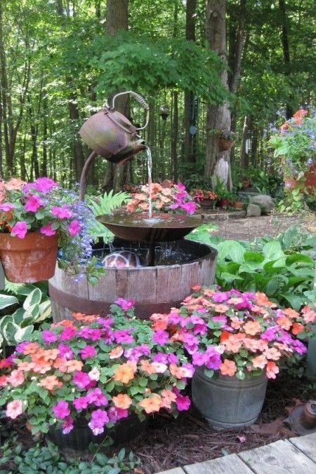 DIY Ideen Hinterhof viele Blumen Eimer Wasserfall einfache Materialien