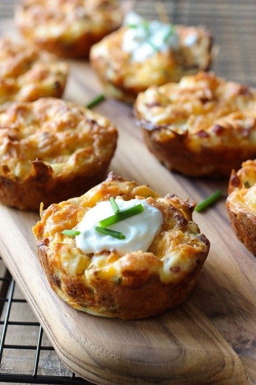 Einfache Kartoffel –Rezepte Kartoffelpüree in Muffins Form überbacken und mit Sauersahne garniert