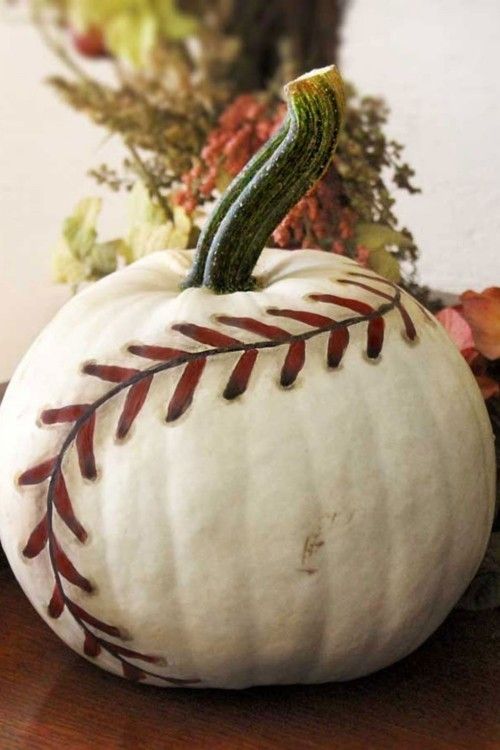 Herbstdekoration Kürbis wie ein Baseball dekoriert