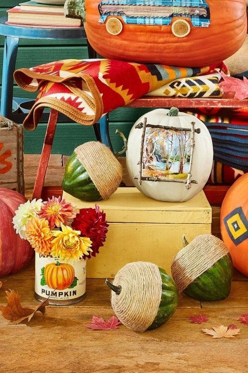Herbstdekoration drinnen dekorierte Kürbisse mit Ethno Motiven