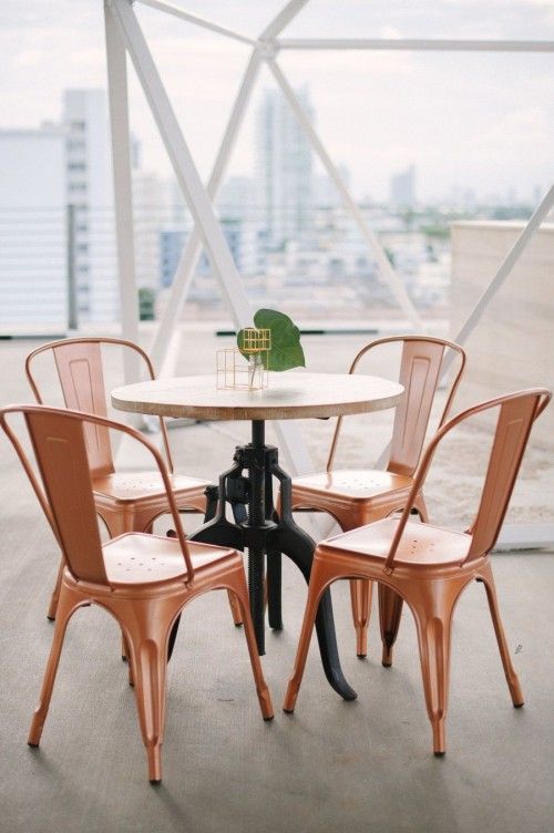 Hochzeitsdeko Tisch für Gäste Mischung aus Metall beton Eisen Holz schafft ein dynamisches Design