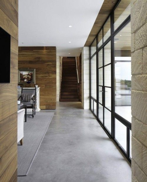 Ideen für Betonboden kombiniert mit Stein Holz Metall und Glaswand robuster und trendiger Look