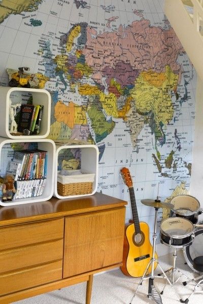 Kinderzimmer gestalten Spielecke für Teenies Musikinstrumente Weltkarte an der Wand