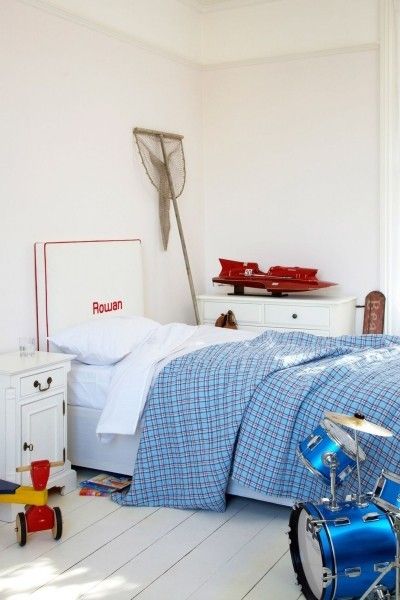 Kinderzimmer gestalten einfaches Design Schlafbett Spielzeug Schlaginstrumente Musik machen