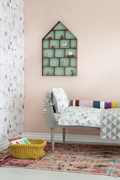 Kinderzimmer simples Raumdesign gute Staumöglichkeiten Wandregal Korb