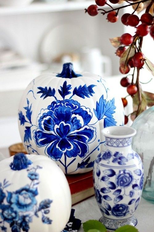 Kürbisse mit blauen Porzellan Mustern geschmückt tolle Herbstdeko drinnen