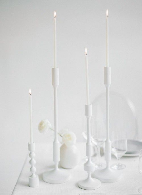 Monochromatisches Design auch bei den Kerzen Hochzeitsdeko Industrial Chic