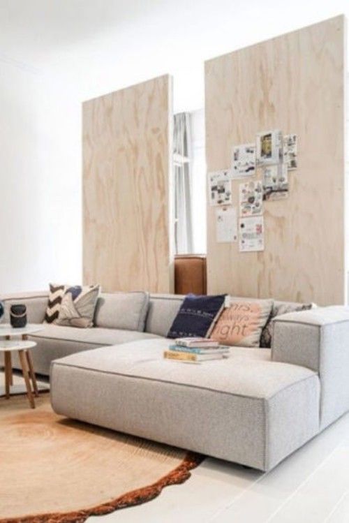 Raumteiler Ideen aus Holzplatten im visuellen Einklang mit dem Teppich im Raum