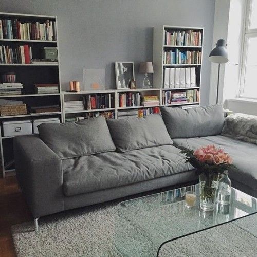 Regal hinter Sofa graues Raumdesign