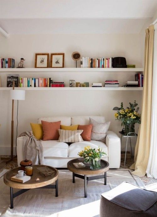 Regal hinter Sofa sehr ansprechende Raumgestaltung weiße Möbel