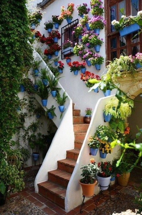 Viele schöne Balkonpflanzen auf den Wänden Außentreppe einmalige Outdoor Oase kreieren