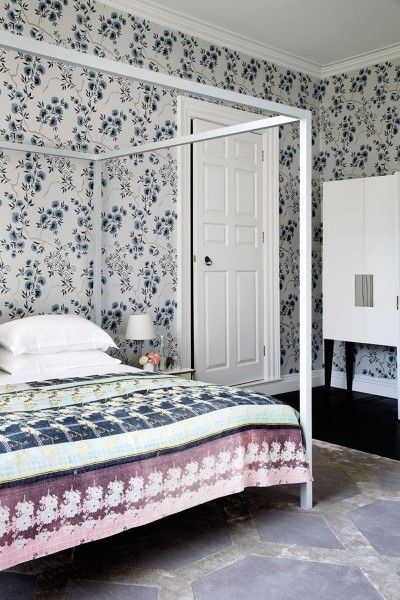 Wandtapete florale Muster großes Schlafbett Kinderzimmer in Blau