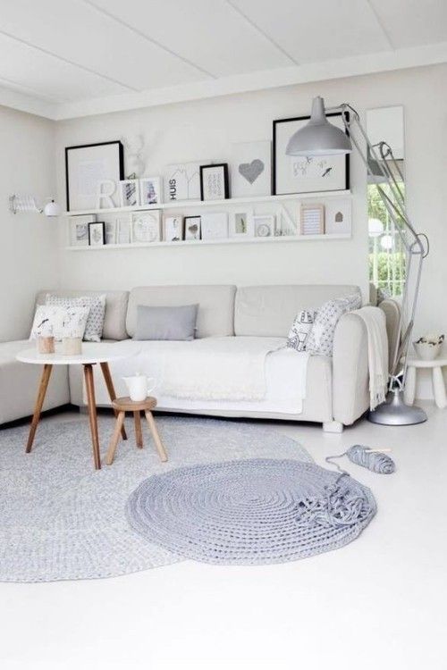 Wohnzimmer in Weiß und Grau Regal hinter Sofa