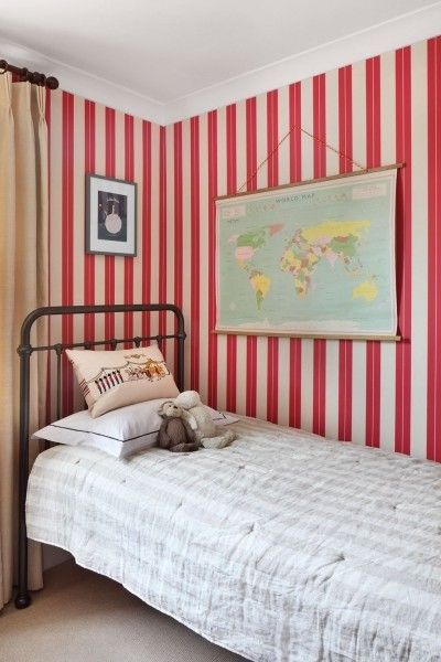gestreifte Tapete weiß rot Weltkarte an der Wand Schlafbett Kinderzimmer