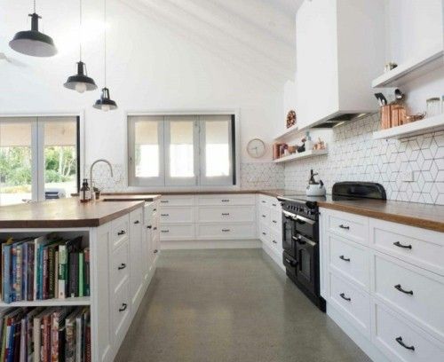 große Küche Ideen für Betonboden weiße Fliesen Küchenrückwand