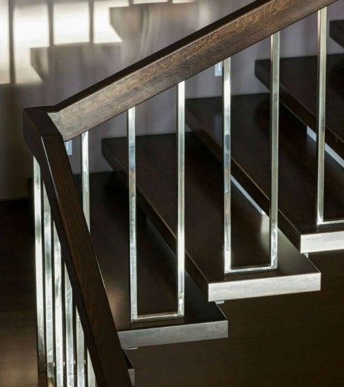 moderne Treppen aus Holz mit Metallelementen