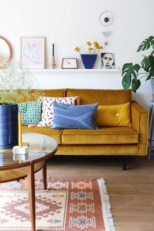 modernes Wohnzimmer Wandregal hinter Sofa Deko Kissen als Farbakzente Bilder Zimmerpflanze