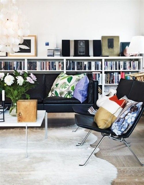 modernes Wohnzimmer niedriges Regal hinter Sofa