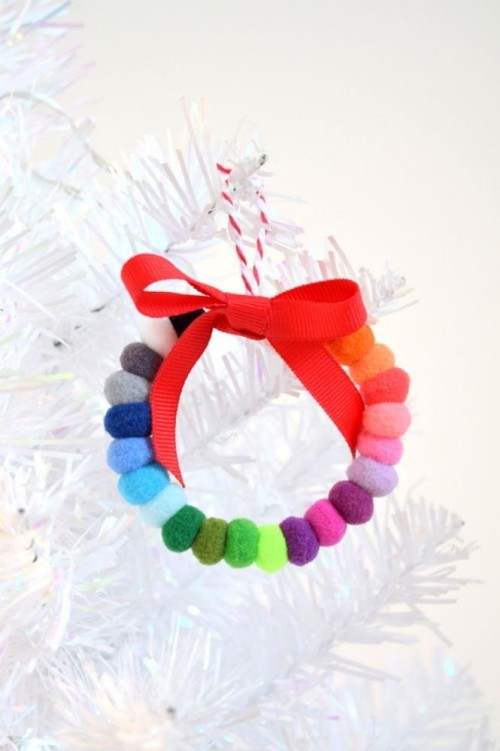 Geschenkidee oder Weihnachtsschmuck Armreifen mit Pompons