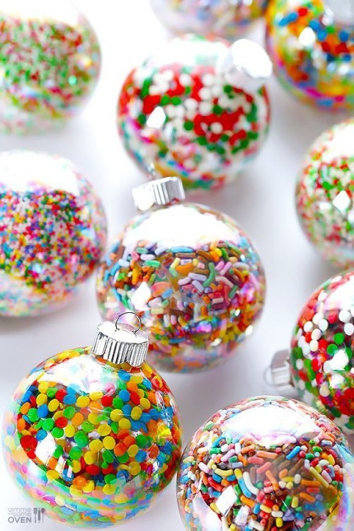 Glaskugeln mit bunten Bonbons gefüllt Weihnachtsschmuck