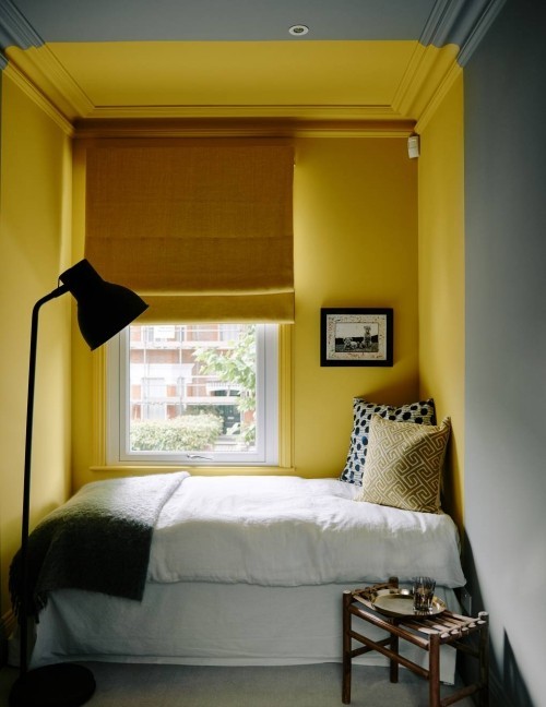 Kleine Räume einrichten Schlafraum Bett vor dem Fenster gelb