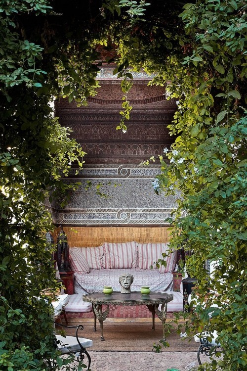 Kleinen Stadtgarten gestalten tolle Idee für Liebhaber der Antike kleines Schlafsofa draußen