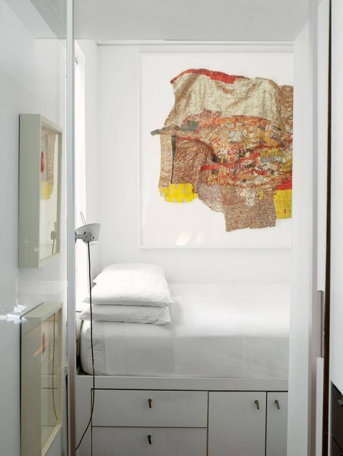 Kleines Schlafzimmer ganz in Weiß Farbakzent an der Wand kleine Räume einrichten
