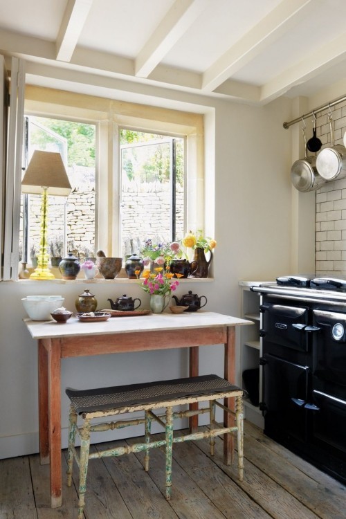 Küche im rustikalen Stil Esstisch aus Holz Sitzbank kleine Räume einrichten