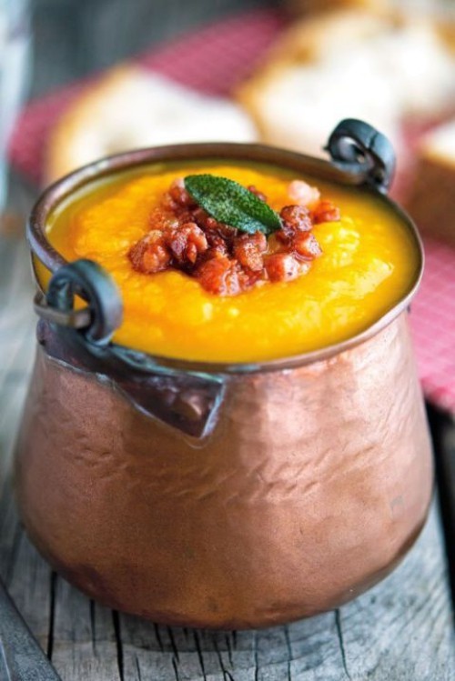 Kürbis Karotten Suppe mit frischen Kräuter leckere Kürbis Rezepte im Retro Topf