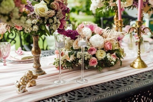 Luxuriöse Tischdekoration für die Hochzeit im Garten