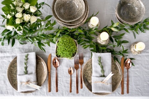 Rustikale Tischdeko zur Hochzeit strahlt persönlichen Charme aus