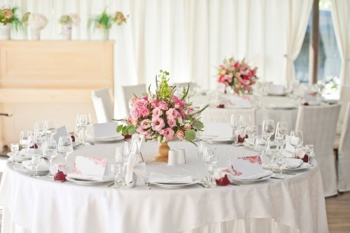 Schön dekorierte Tische Tischdekoration für die Hochzeit