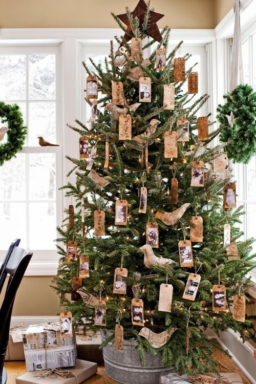 Schön geschmückter Weihnachtsbaum Weihnachtsschmuck aufhängen