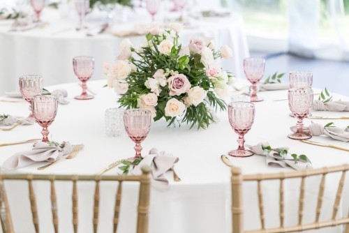 Schöne Tischdekoration für die Hochzeit mit Geschirr und Blumen