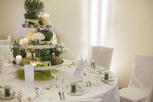 Schöne Tischdekoration für die Hochzeit mit großen Blumen und Kerzen