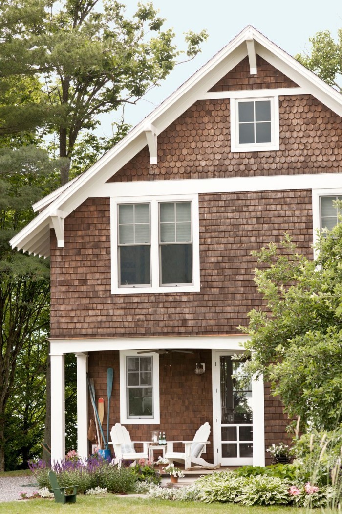 Schönes Landhaus kleine überdachte Terrasse einfach gestaltet aber gemütlich und einladend