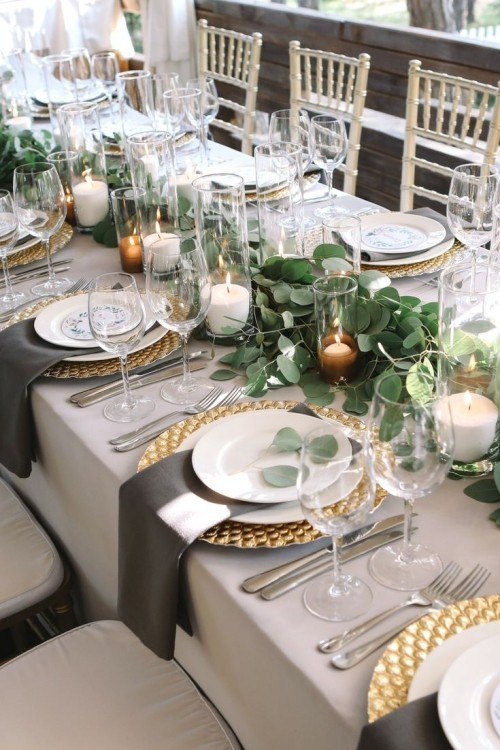 Stühle und runder Tisch für die Gäste serviert Besteck Blumen und Geschirr eine weiße Tischdecke