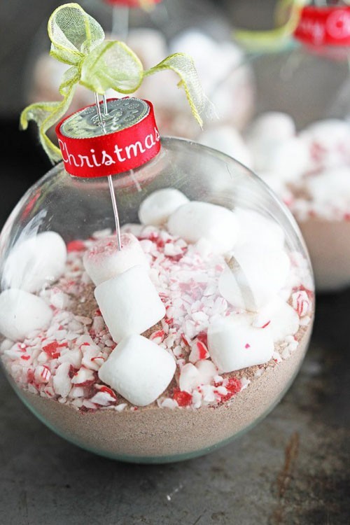 Süßigkeiten in Glaskugel als Weihnachtschmuck verwenden