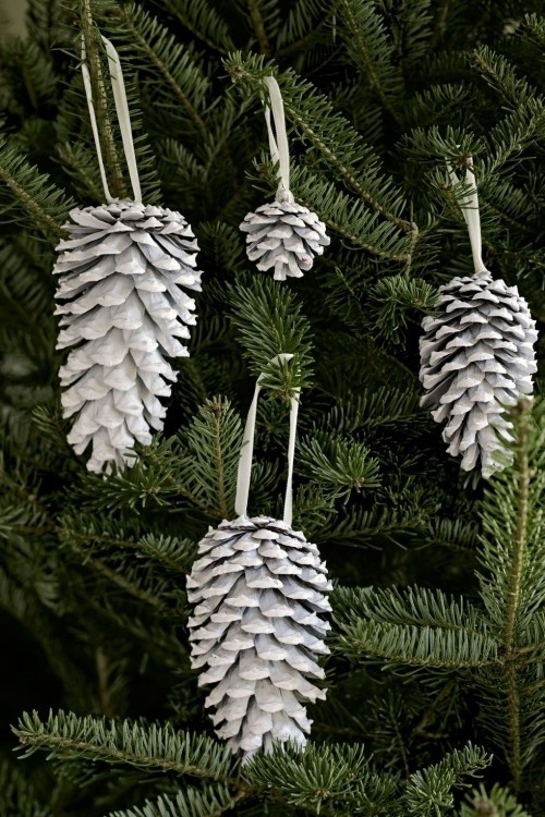 Tannenzapfen in grau silber bemalt Weihnachtsschmuck