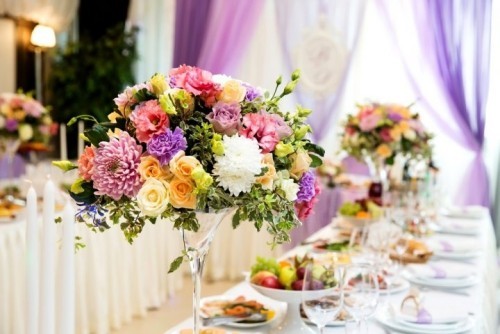 Tischdekoration für die Hochzeit Blumenarrangements