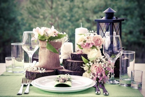 Tischdekoration für die Hochzeit im rustikalen Stil