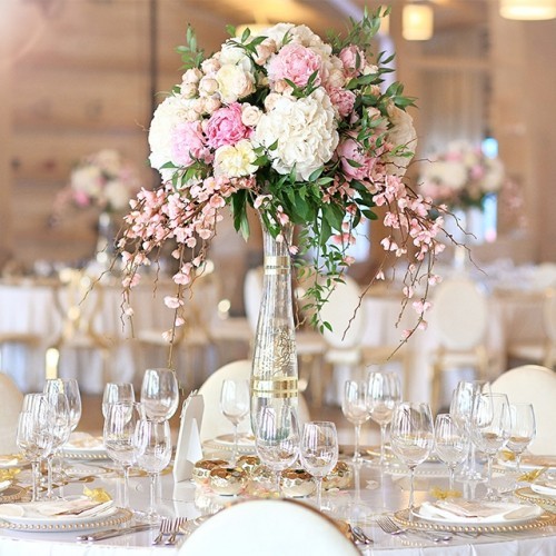 Tischdekoration für die Hochzeit mit Blumen