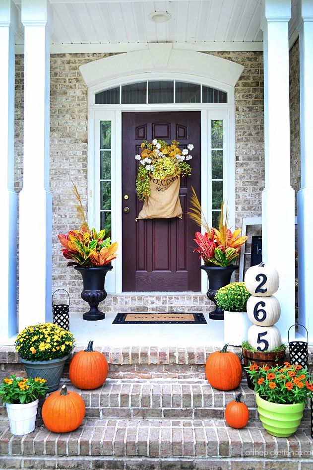 Veranda dekorieren für den Herbst auf Kürbisse die Hausnummer schreiben
