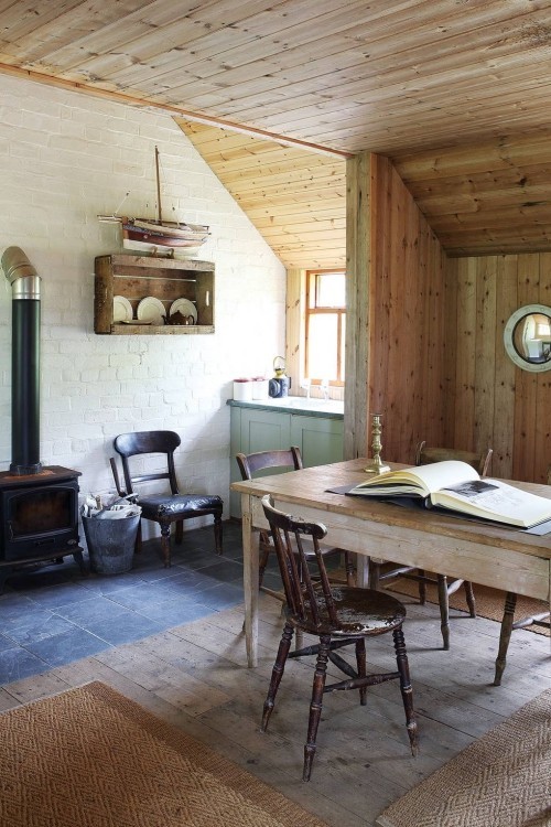 kleine Räume Küche im rustikalen Stil Esstisch Stuhl