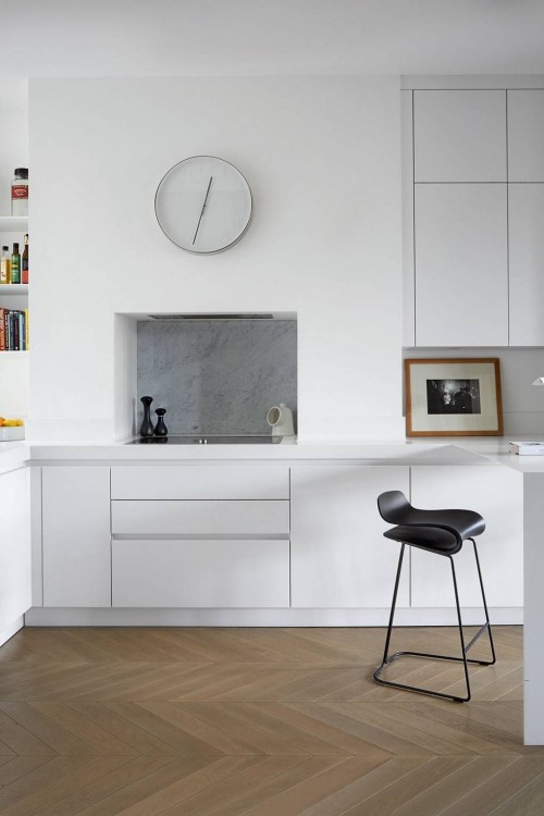 kleine Räume moderne Küche in Weiß Nische ausnutzen Wanduhr