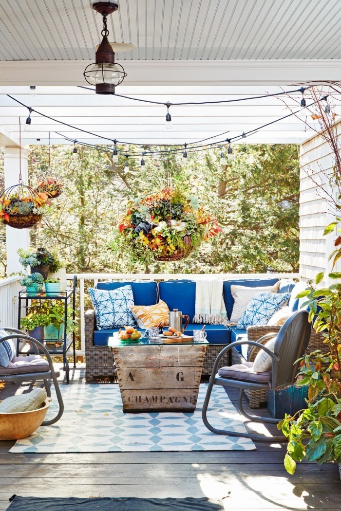 Überdachte Terrasse einrichten Möbel in Blau Lieblingsfarbe tolle Blumen und Blüten