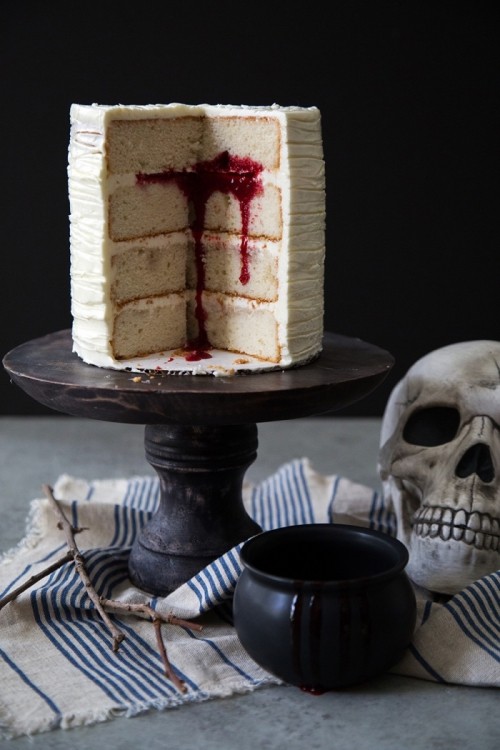 Gruselige Halloween Kuchen Deko blutrotes Kreuz Schädel schwarzer Krug