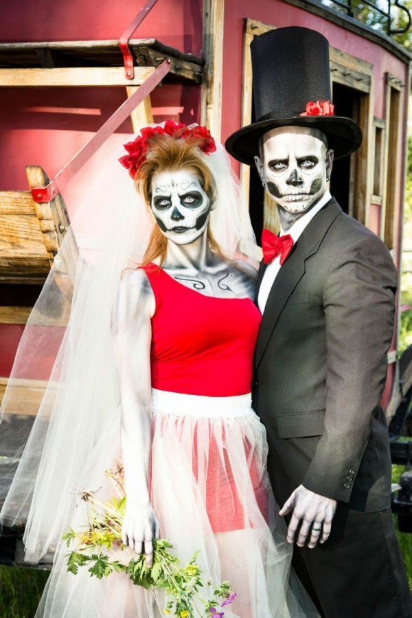 Halloween Kostüme im Partnerlook Skelett Brautpaar angsteinflößend