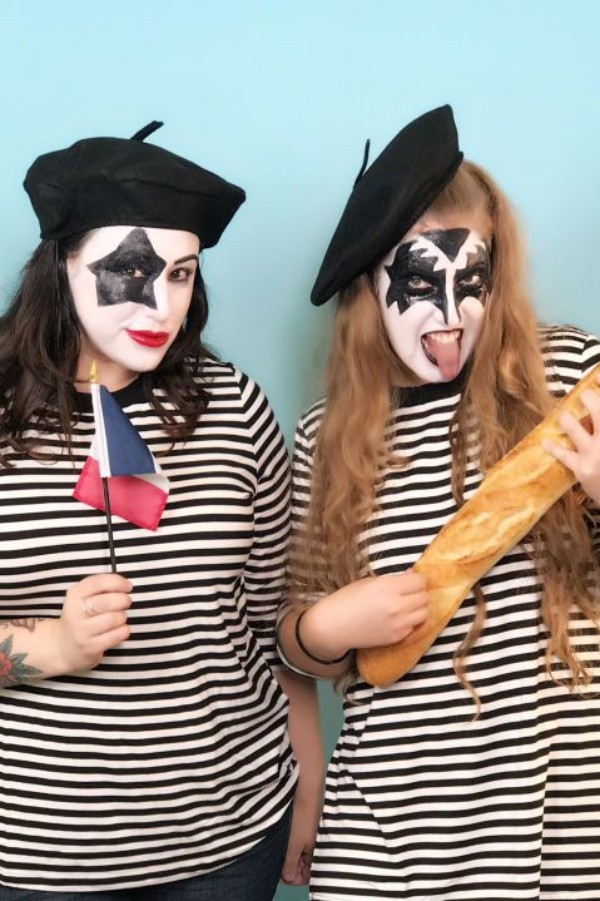 Halloween Kostüme im Partnerlook französische Bekleidung Flagge Brot viel Schminke
