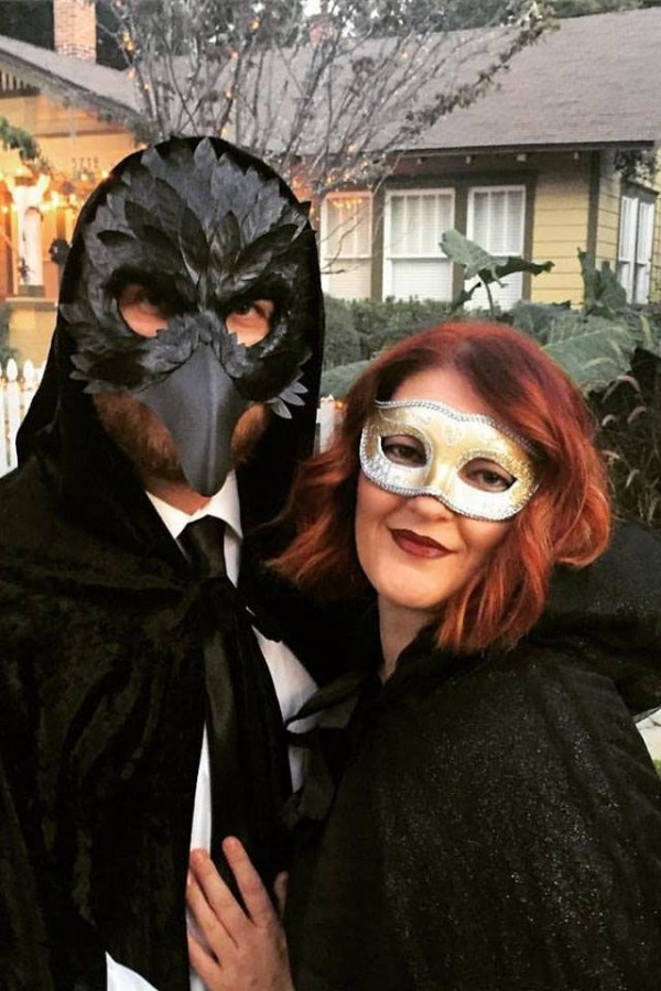 Halloween Kostüme im Partnerlook schwarze und weiße Masken betonen den schaurigen Look